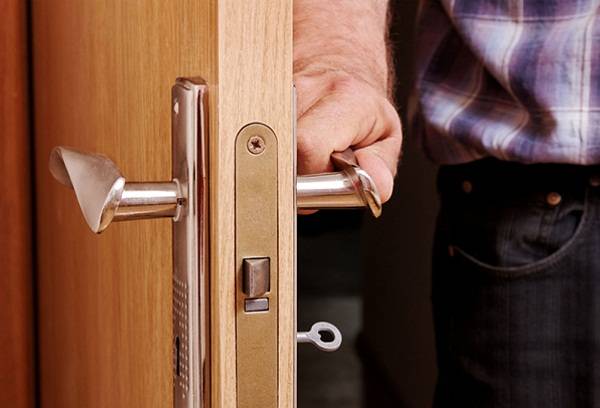 كيف تغيّر قفل الباب والمفتاح ضايع ؟