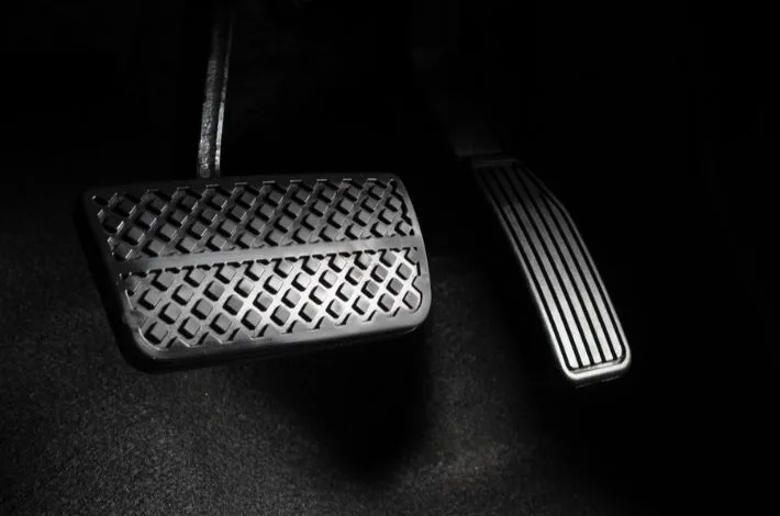 ما هو سبب سماع صوت طقة عند الضغط على دواسة الفرامل؟