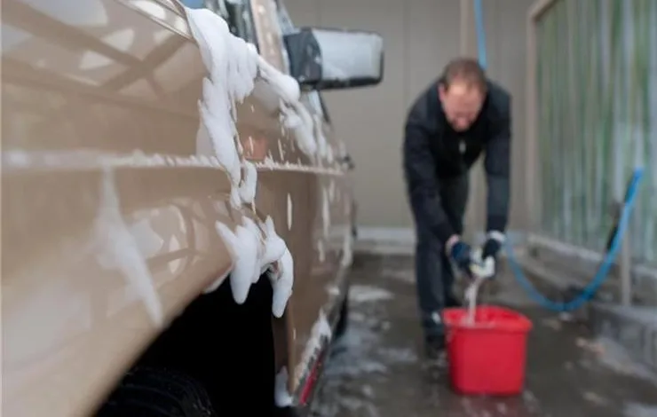 تعرف على الأوساخ التي تدمر طلاء السيارة وطريقة إزالتها