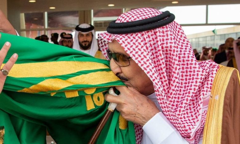 الملك سلمان: نسأل الله أن يحفظ لنا أمننا واستقرارنا ويديم علينا وحدتنا الملك سلمان: نسأل الله أن يحفظ لنا أمننا واستقرارنا ويديم علينا وحدتنا