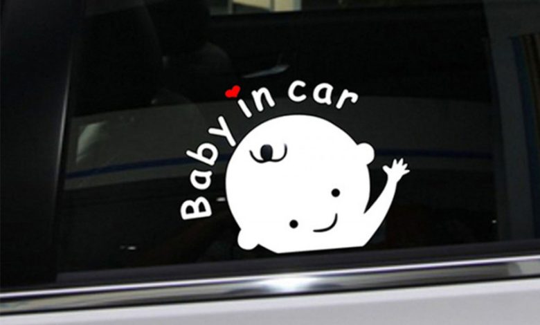 طريقة بسيطة لإزالة الملصقات من زجاج السيارة طريقة بسيطة لإزالة الملصقات من زجاج السيارة