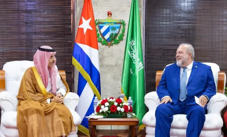 رئيس الوزراء الكوبي يكسر البروتوكول خلال لقائه فيصل بن فرحان