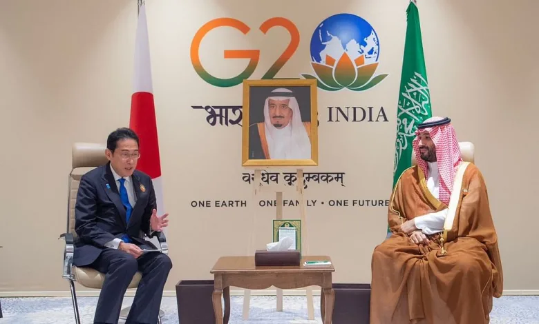 ولي العهد يبحث مع رئيس وزراء اليابان فرص تطوير العلاقات بين البلدين (فيديو) ولي العهد يبحث مع رئيس وزراء اليابان فرص تطوير العلاقات بين البلدين (فيديو)