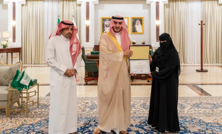 تكريم مواطنة أنقذت أسرة تعرضت لحادث مروع بالجوف