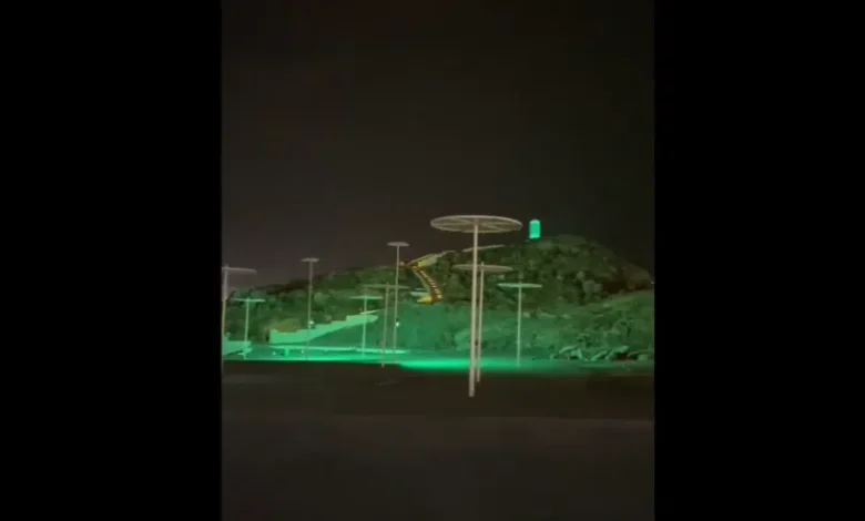 جبل الرحمة وخاصرة عين زبيدة يتوشحان بالأخضر