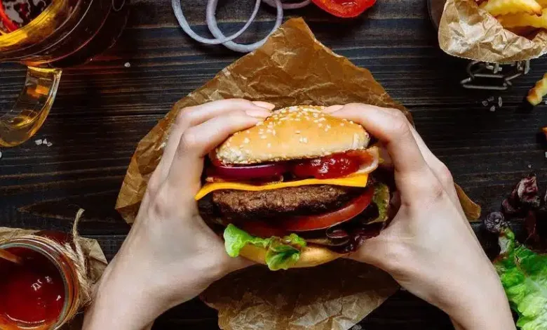 مخاطر الوجبات السريعة تصل للوفاة