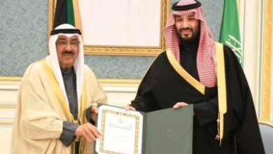 نيابة عن خادم الحرمين.. ولي العهد يقلد أمير الكويت قلادة الملك عبدالعزيز
