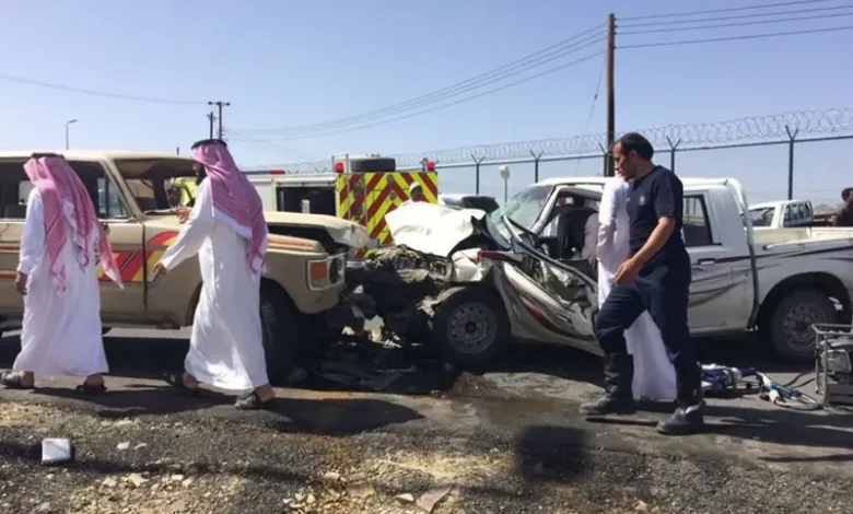 "المرور" يحذر من التجمهر حول الحوادِث..ويكشف عقوبة المخالف "المرور" يحذر من التجمهر حول الحوادِث..ويكشف عقوبة المخالف