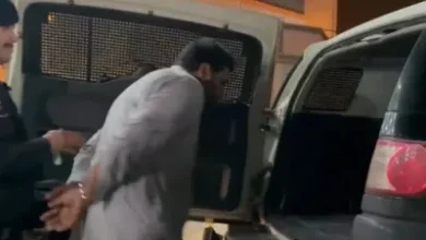 وافد يجمع زيوت السيارات ويعيد تعبئتها في علب لشركات عالمية