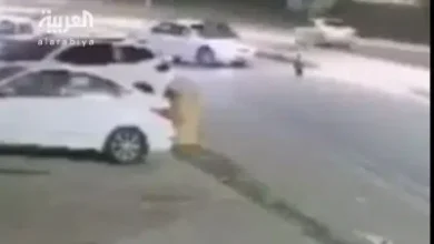 مواطن يخاطر بحياته ويعترض مركبة مسرعة لإنقاذ طفل بالخرج
