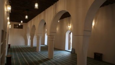 انتهاك وتعدٍّ.. السجن 3 سنوات عقوبة الإعلان التسويقي في المساجد