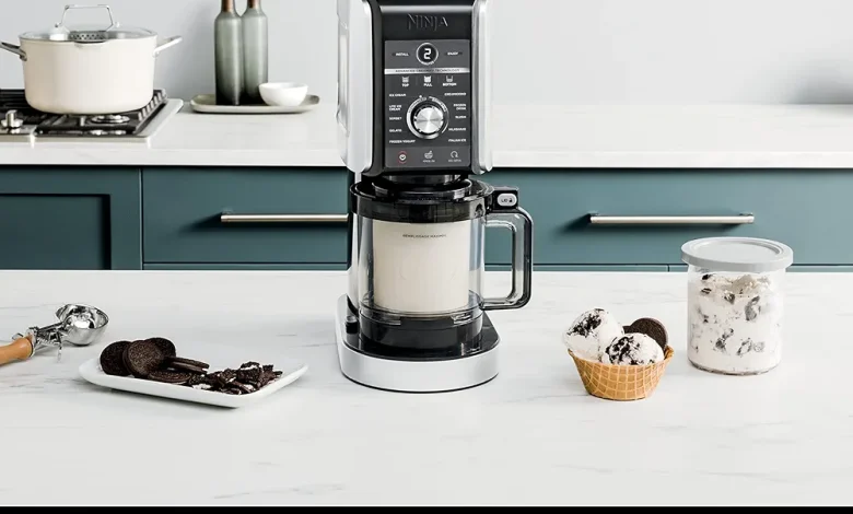 آلة صناعة الايسكريم تقدر تصنعه من اي نكهة او فاكهة تطري على بالك آلة صناعة الايسكريم تقدر تصنعه من اي نكهة او فاكهة تطري على بالك