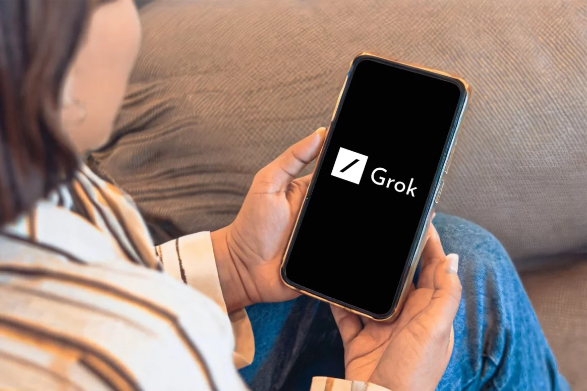 إطلاق تطبيق "Grok" مستقلًا بالآيفون