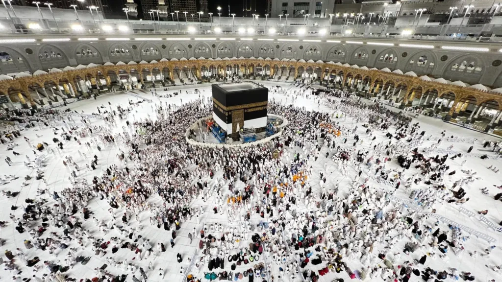 لقطات من عملية رفع كسوة الكعبة المشرفة استعدادًا لموسم حج 1446