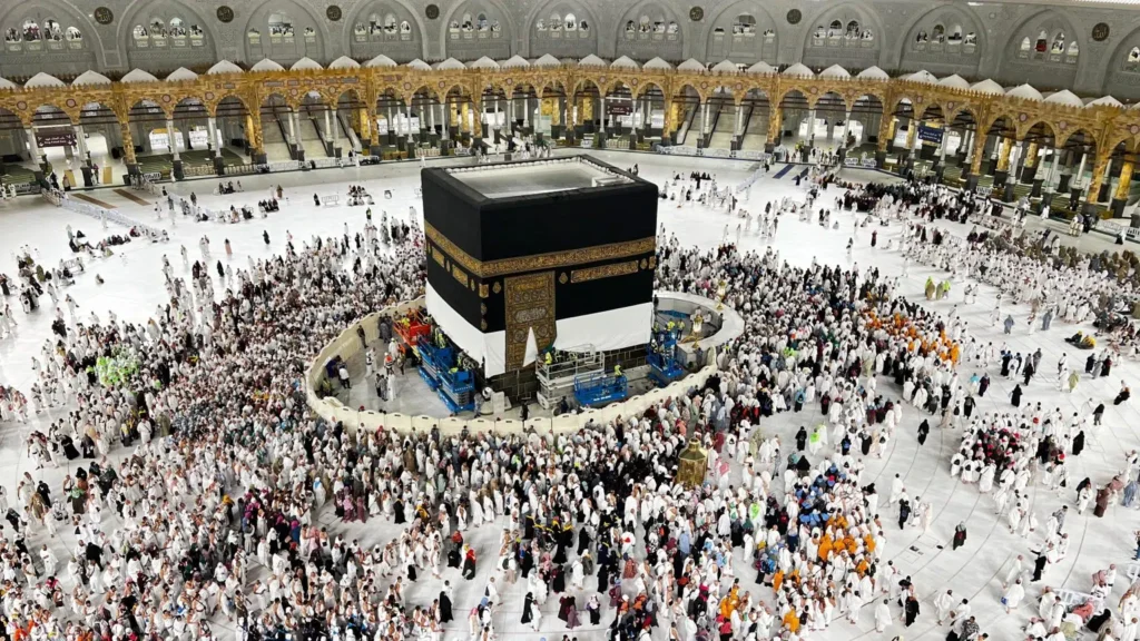 لقطات من عملية رفع كسوة الكعبة المشرفة استعدادًا لموسم حج 1446