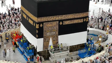 لقطات من عملية رفع كسوة الكعبة المشرفة استعدادًا لموسم حج 1446