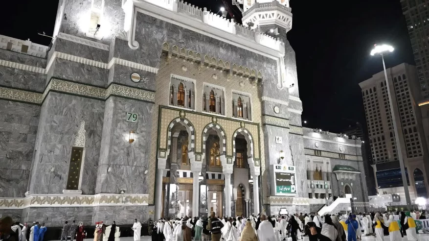 شؤون الحرمين لضيوف الرحمن: حافظوا على نظافة المصليات وتجنُّبوا الجلوس في الممرات شؤون الحرمين لضيوف الرحمن: حافظوا على نظافة المصليات وتجنُّبوا الجلوس في الممرات