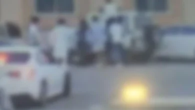 "المرور" يوضح حقيقة تجمُّع أشخاص حول مركبة أمنية