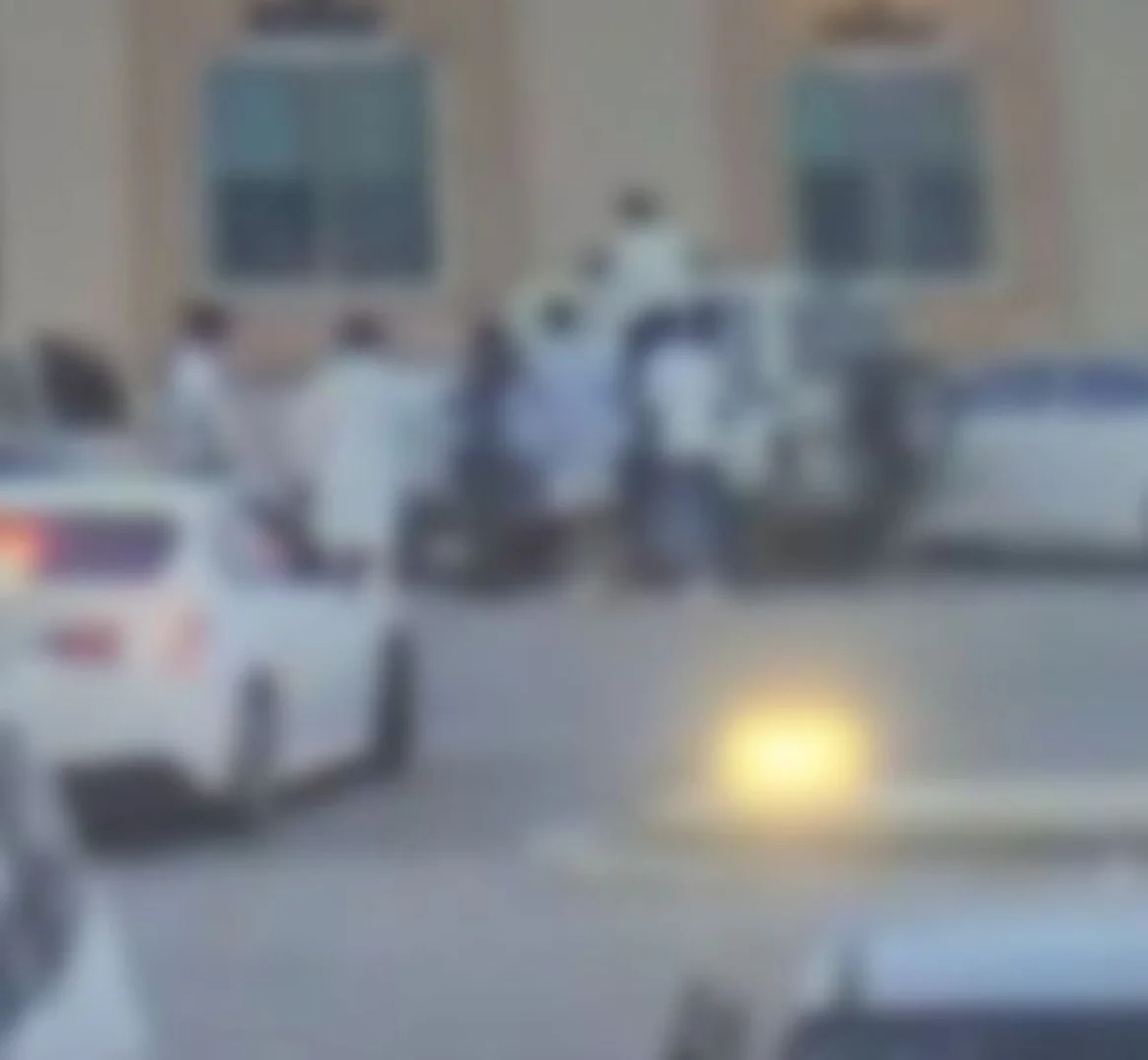 "المرور" يوضح حقيقة تجمُّع أشخاص حول مركبة أمنية "المرور" يوضح حقيقة تجمُّع أشخاص حول مركبة أمنية