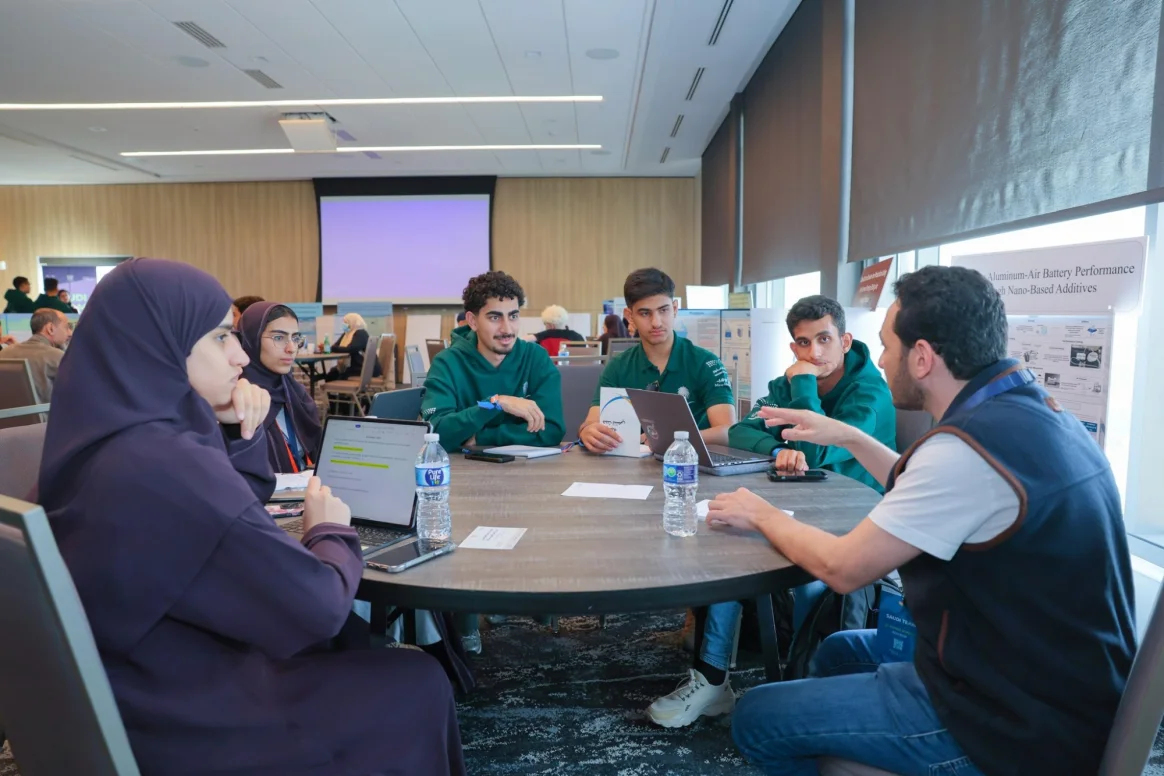 طلاب المملكة يصعدون منصة التتويج في آيسف 2025 طلاب المملكة يصعدون منصة التتويج في آيسف 2025
