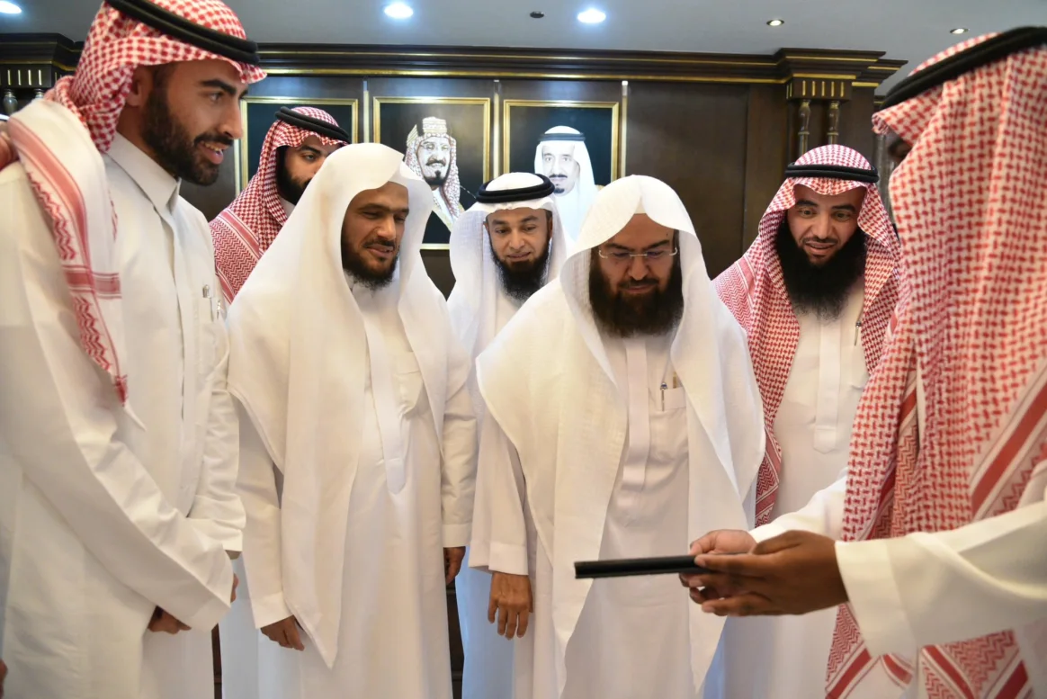 المساعد الذكي يعين ضيوف الرحمن بالذكاء الاصطناعي المساعد الذكي يعين ضيوف الرحمن بالذكاء الاصطناعي