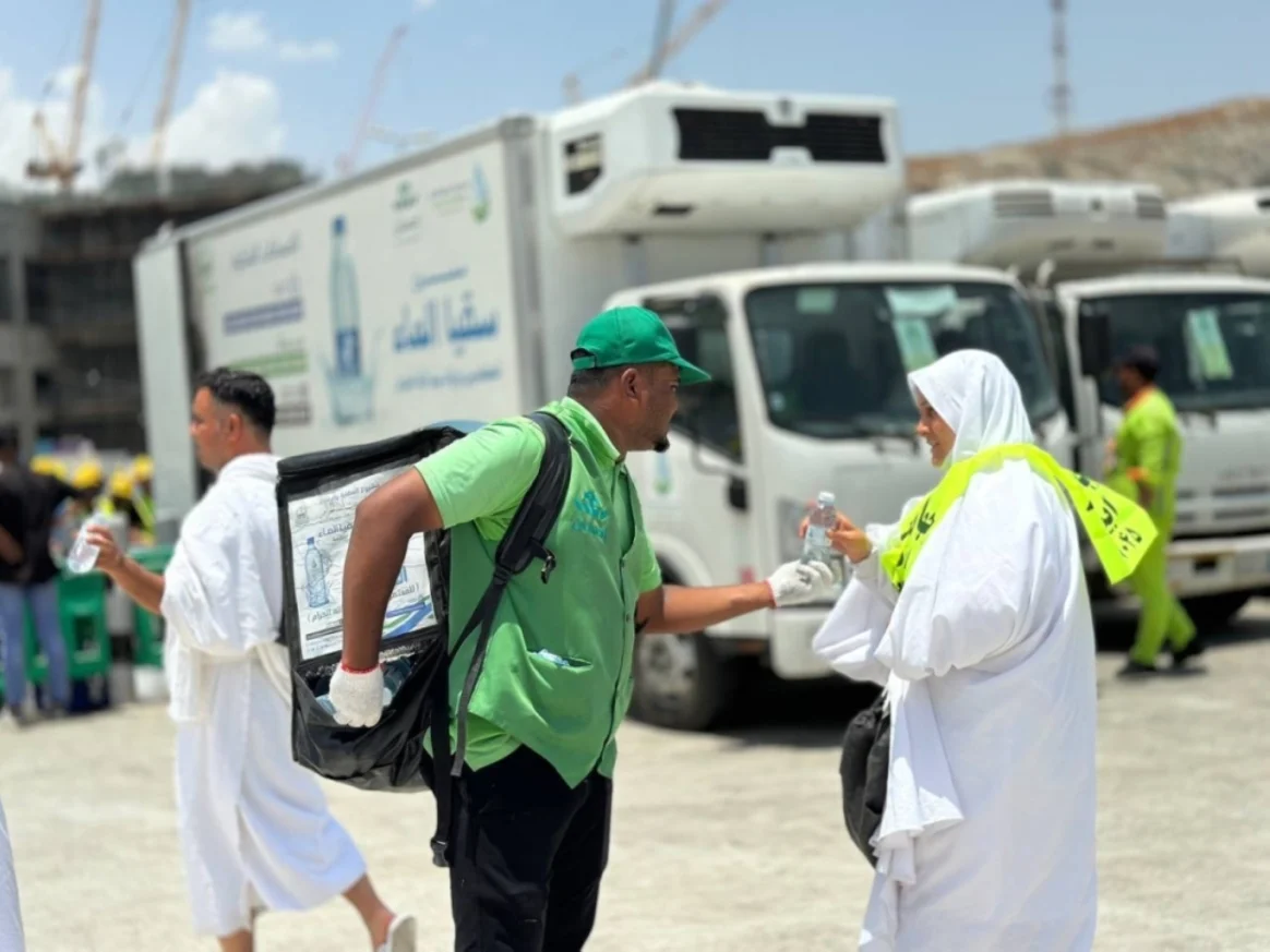 تدشين مشروع سقيا الحجاج بتأمين 15 مليون عبوة ماء تدشين مشروع سقيا الحجاج بتأمين 15 مليون عبوة ماء
