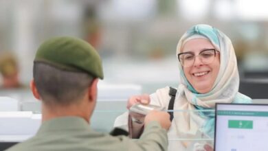 الجوازات تنهي إجراءات مغادرة أولى رحلات ضيوف الرحمن عبر مطار الملك عبدالعزيز