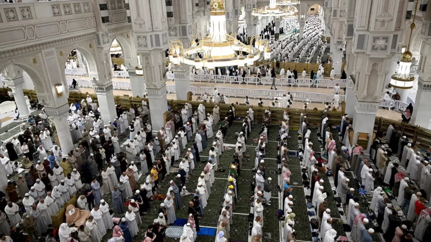 دليل المُصلي بـ 7 لغات في مصليات المسجد الحرام دليل المُصلي بـ 7 لغات في مصليات المسجد الحرام