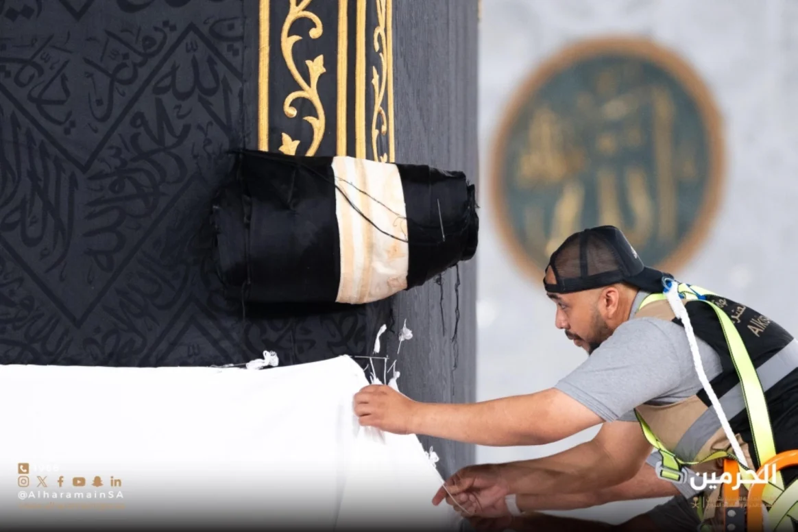 الخميس.. الكعبة تتوشّح كسوتها الجديدة الخميس.. الكعبة تتوشّح كسوتها الجديدة