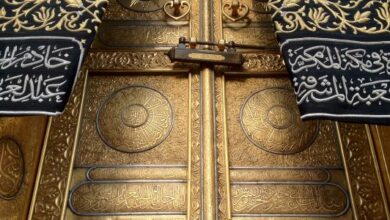 رفع ستارة باب الكعبة استعدادًا لغسلها