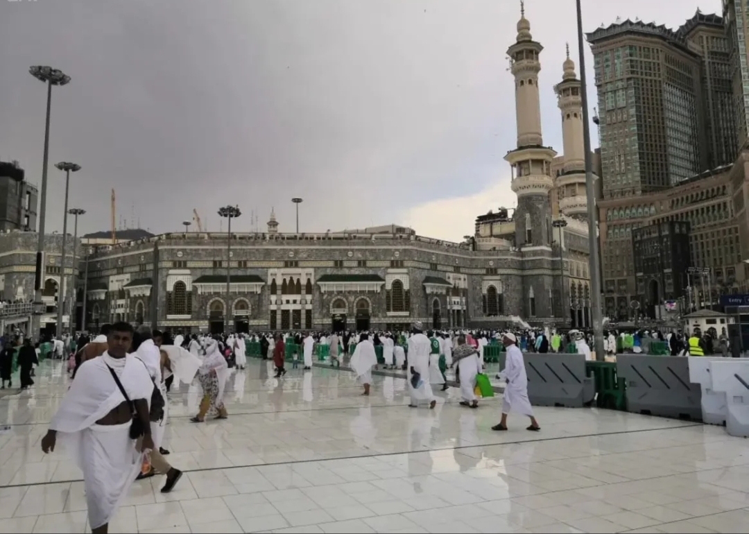 إرشادات لقاصدي المسجد الحرام عند هطول الأمطار إرشادات لقاصدي المسجد الحرام عند هطول الأمطار