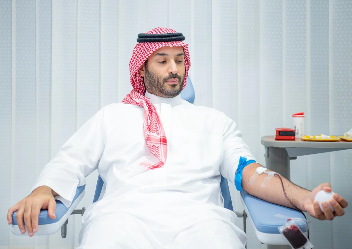 ولي العهد يتبرع بالدم في بادرة كريمة.. ويُطلق الحملة الوطنية السنوية للتبرع بالدم