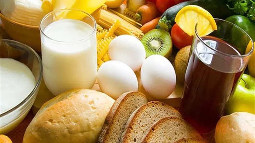 7 أطعمة شائعة تسبب الانتفاخ