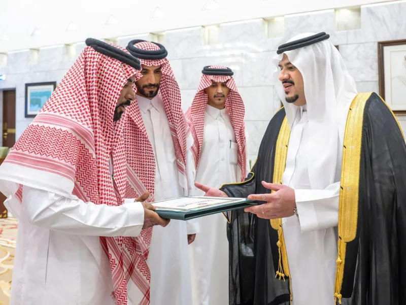 بأمر الملك.. "الدلبحي" يتسلّم وسام الملك عبدالعزيز