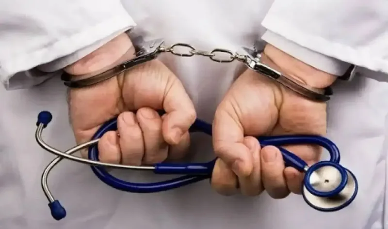 وافدًا يزاول المهنة الصحية دون ترخيص