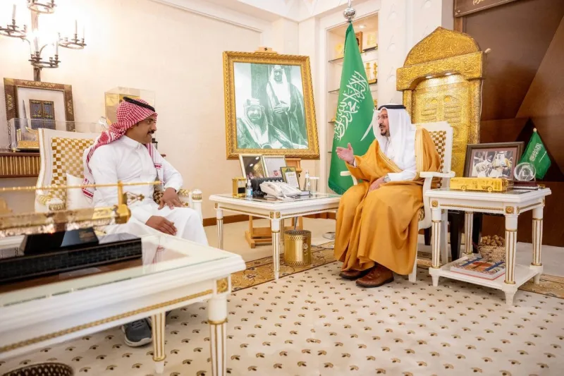 أمير القصيم يكرم مواطناً أنقذ سكان حي من مركبة مشتعلة أمير القصيم يكرم مواطناً أنقذ سكان حي من مركبة مشتعلة