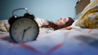 دراسة تربط طنين الأذن بجودة النوم