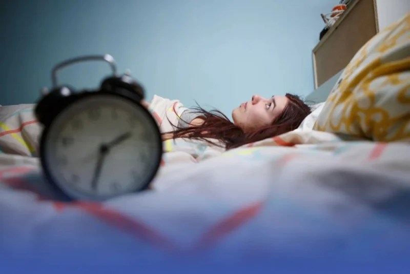 دراسة تربط طنين الأذن بجودة النوم