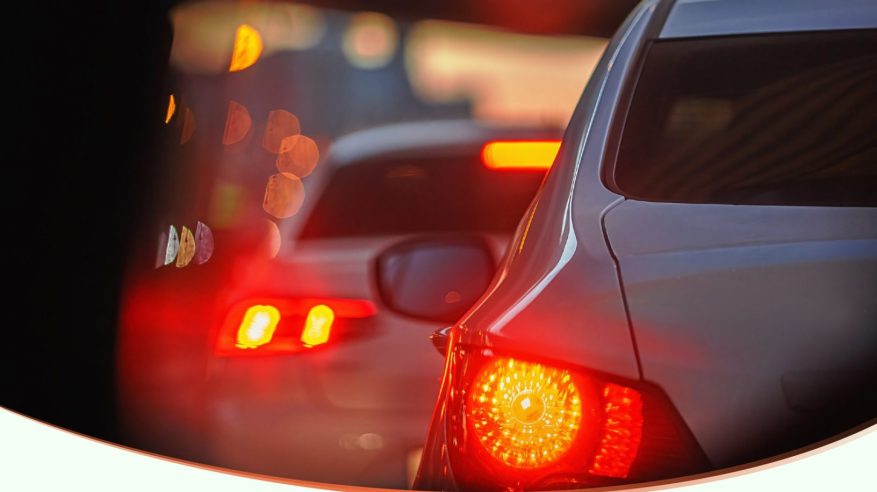 حالات تستدعي تخفيف السرعة أو إيقاف المركبة