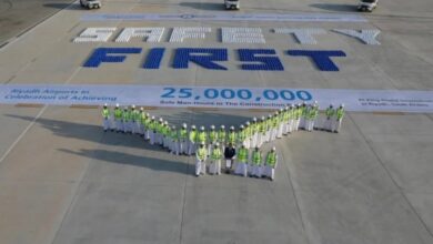 مطارات الرياض تدخل "غينيس" بتشكيل أكبر كلمة من الخوذات بالعالم