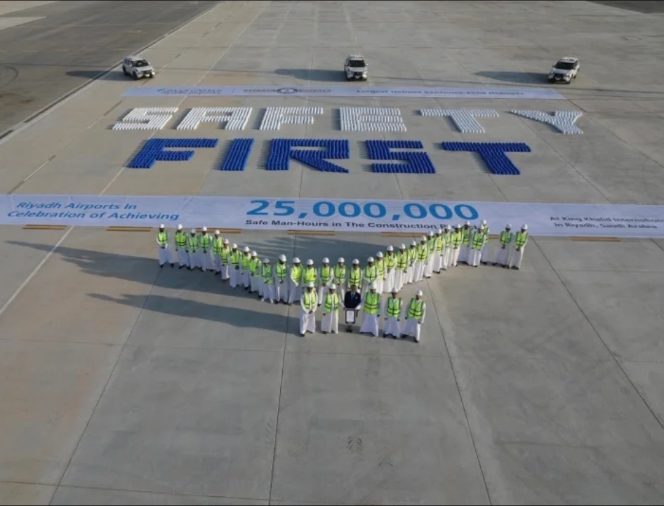 مطارات الرياض تدخل "غينيس" بتشكيل أكبر كلمة من الخوذات بالعالم مطارات الرياض تدخل "غينيس" بتشكيل أكبر كلمة من الخوذات بالعالم
