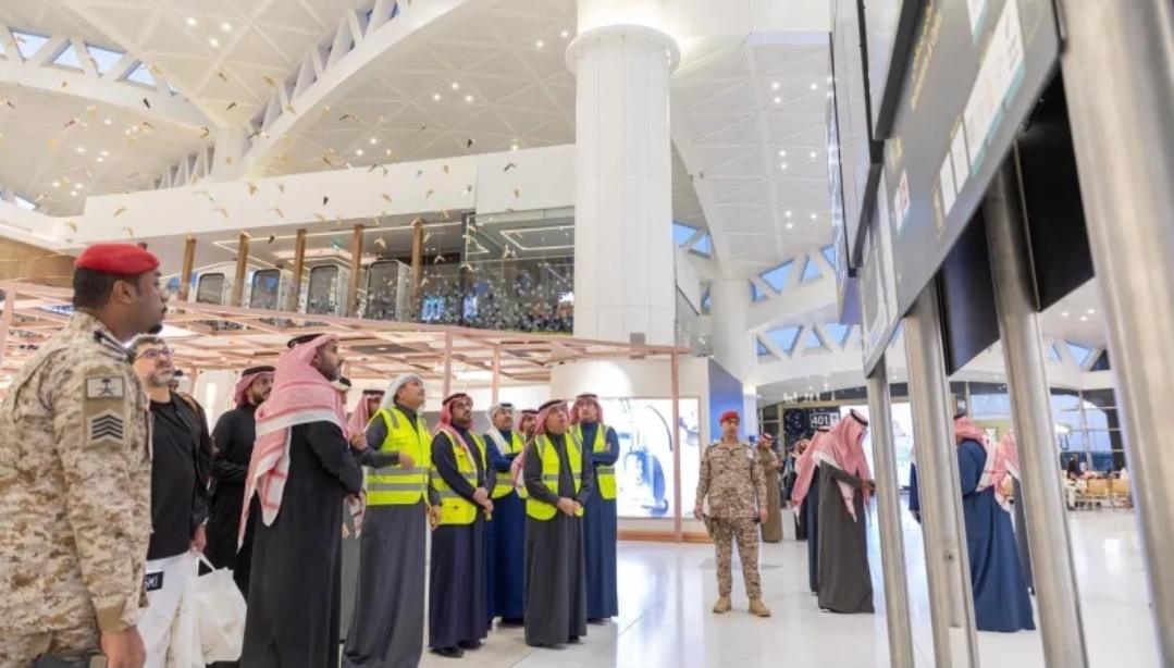 الجاسر يوجه بضمان الانضباط التشغيلي بمطار الملك خالد