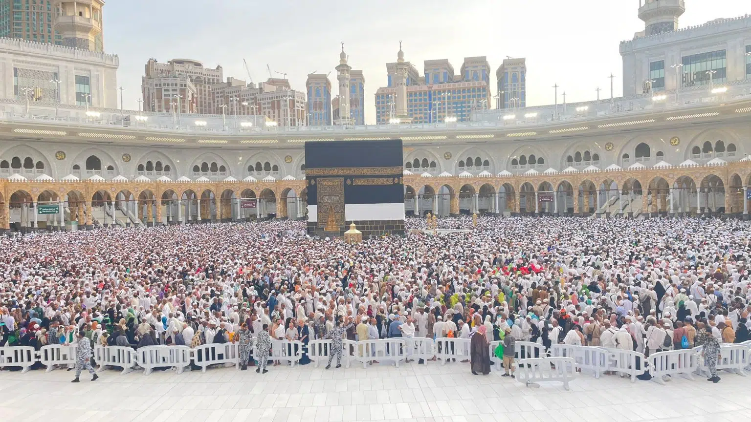 تخصيص مسارات لكبار السن وذوي الإعاقة في المسجد الحرام