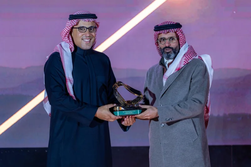 الأمير خالد بن سلطان الفيصل يكرم stc الراعي الرئيسي لـ"فورمولا 1" الأمير خالد بن سلطان الفيصل يكرم stc الراعي الرئيسي لـ"فورمولا 1"