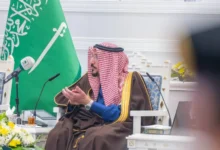 أمير القصيم يكرّم مواطناً ساعد أسرة سودانية في حادث