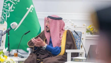 أمير القصيم يكرّم مواطناً ساعد أسرة سودانية في حادث