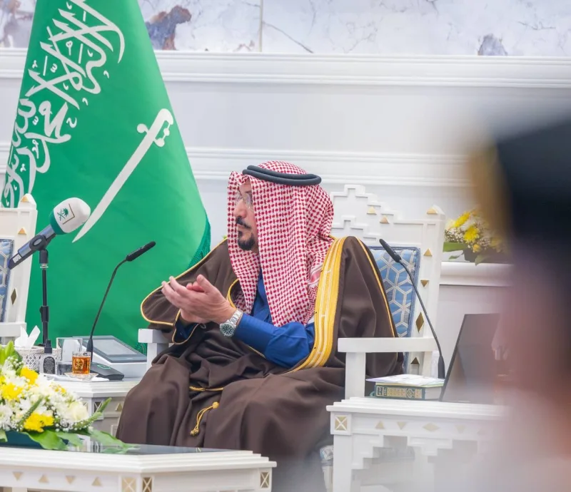 أمير القصيم يكرّم مواطناً ساعد أسرة سودانية في حادث