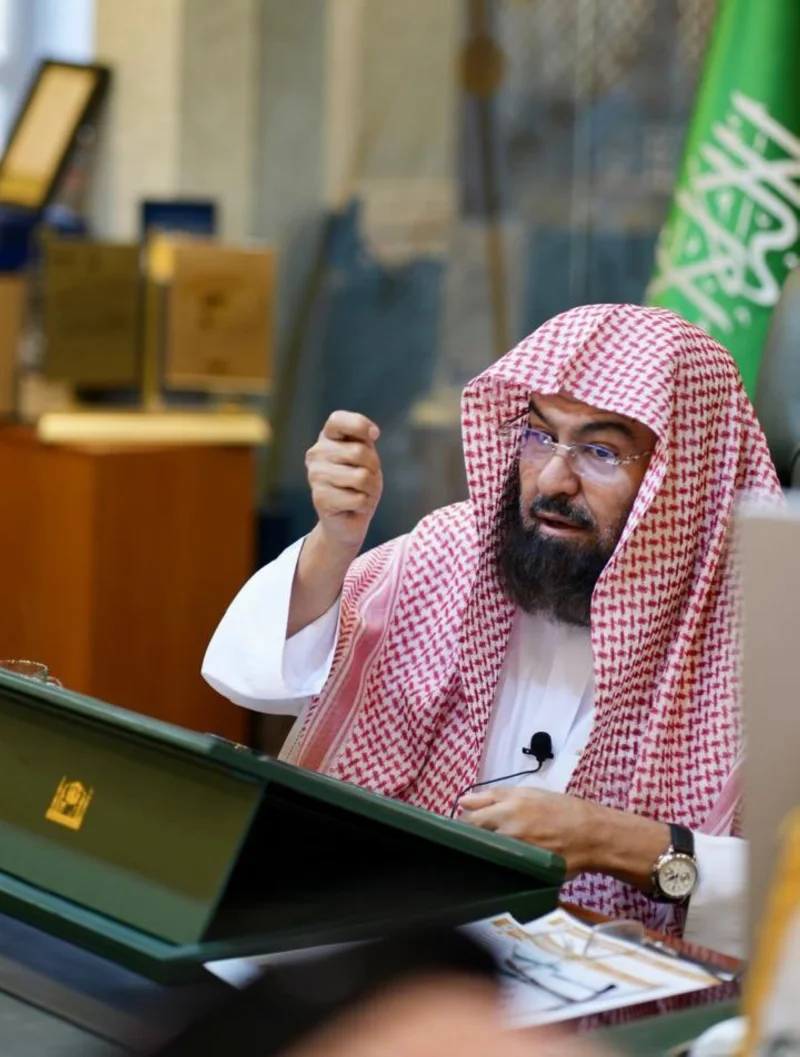 "السديس" يطمئن على رجل الأمن المصاب في الحرم