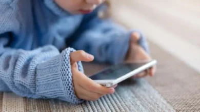 وسائل التواصل الاجتماعي تبطئ نمو الدماغ لدى الأطفال