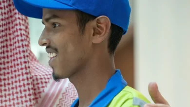 تكريم عامل نظافة قدم سجادته لمعتمر بالحرم